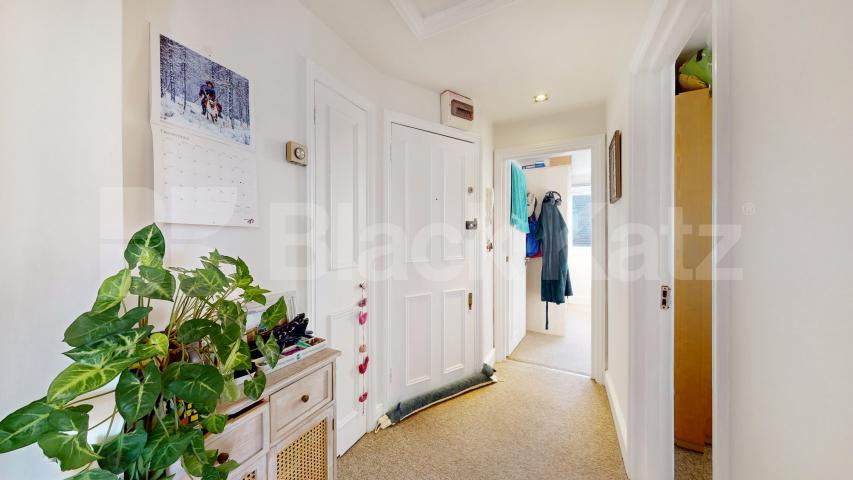 Lovely two bed set within a period house close to Tube & Shops Finchley Road, Finchley Road / Swiss Cottage